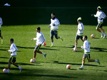 Los jugadores del Real Madrid entrenan con el balón Los jugadores del Real Madrid entrenan con el balón