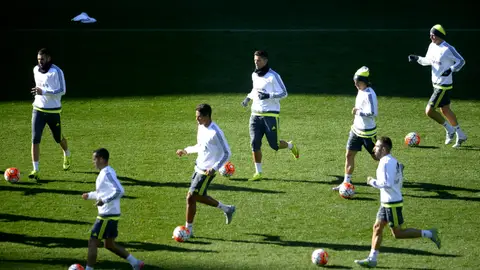 Los jugadores del Real Madrid entrenan con el balón Los jugadores del Real Madrid entrenan con el balón