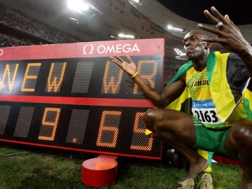 Usain Bolt, posando con su récord del mundo