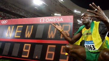Usain Bolt, posando con su récord del mundo