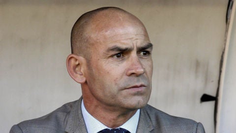 Paco J&eacute;mez, pensativo en el banquillo