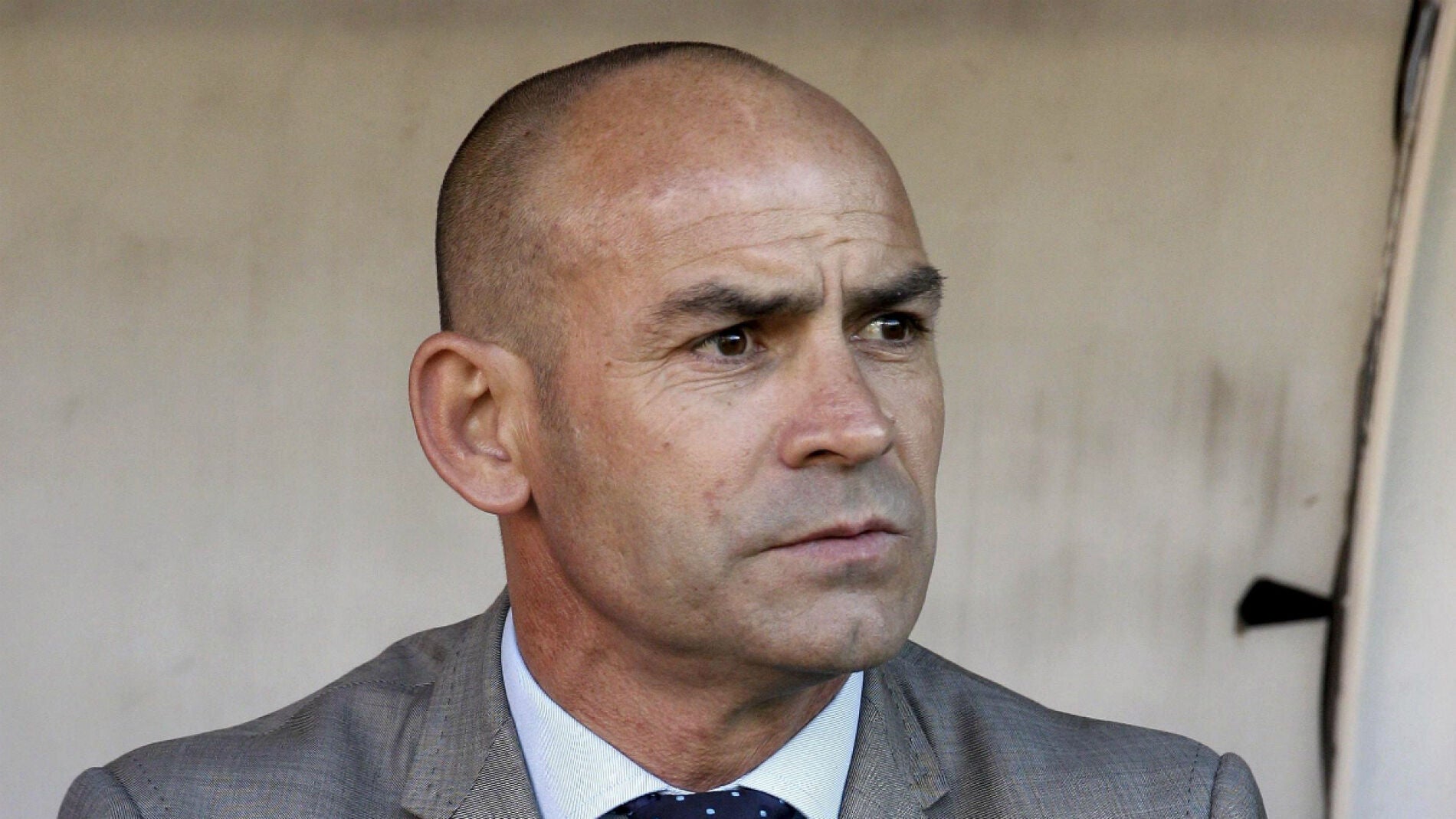 Paco J&eacute;mez, pensativo en el banquillo