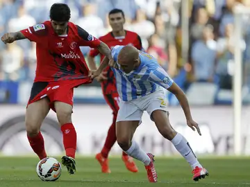 Banega conduce el balón ante la presión de Amrabat Banega conduce el balón ante la presión de Amrabat