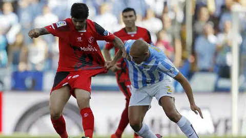 Banega conduce el balón ante la presión de Amrabat Banega conduce el balón ante la presión de Amrabat