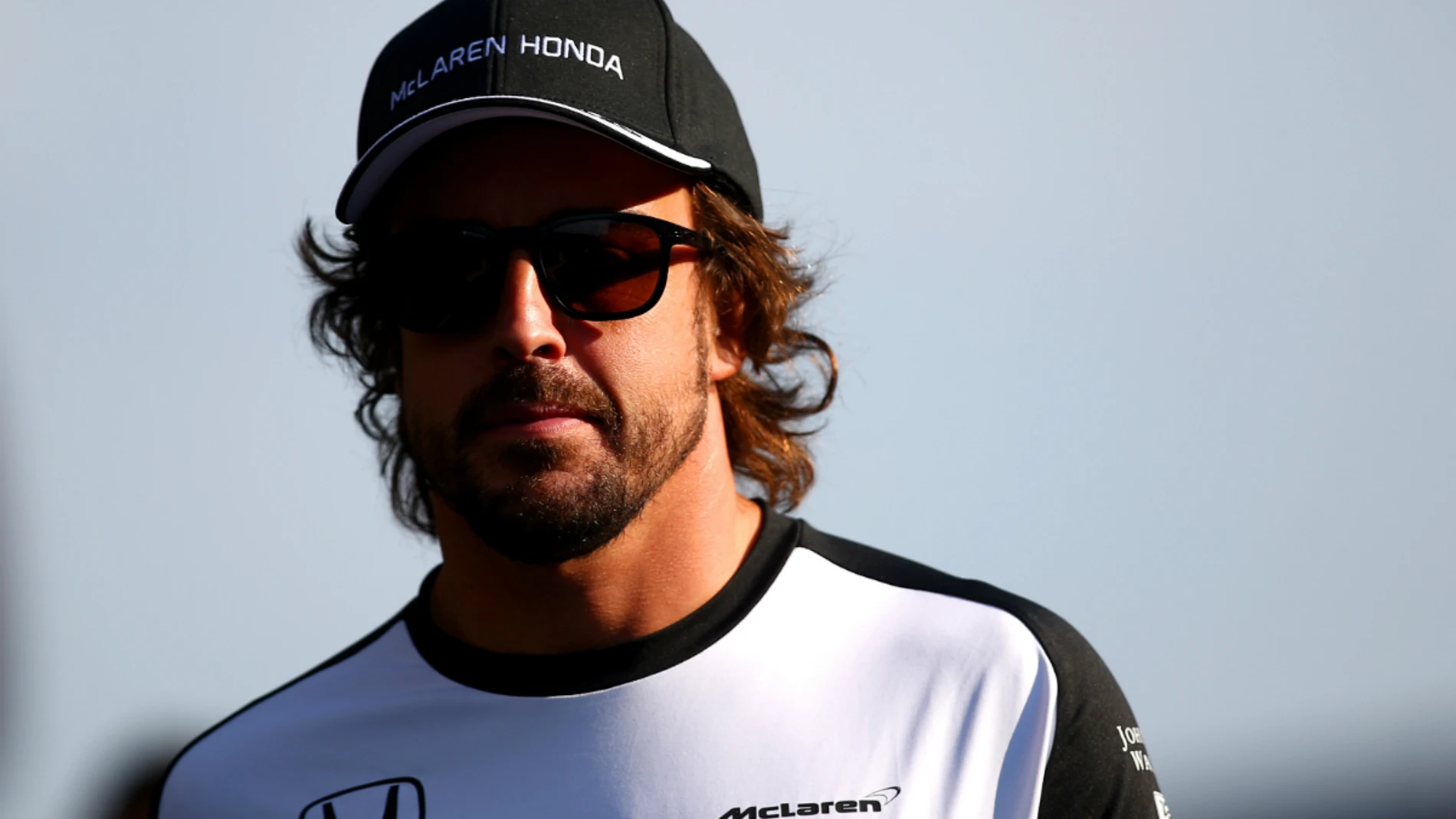 Alonso camina por el paddock de Spa