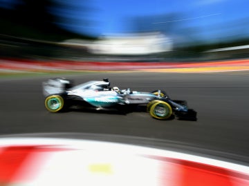 Hamilton, al volante de su Mercedes en Spa