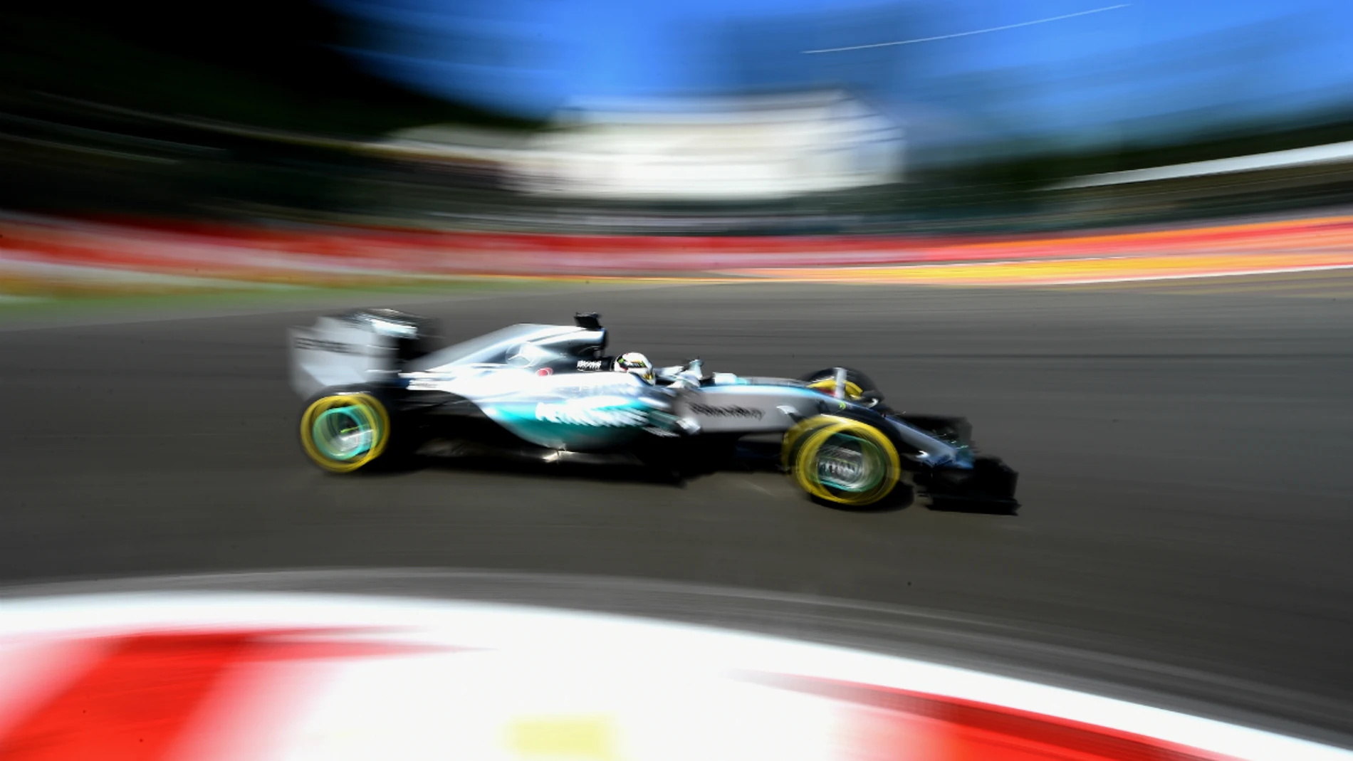 Hamilton, al volante de su Mercedes en Spa