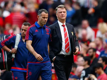Van Gaal se dirige al banquillo de Old Trafford junto con Giggs Van Gaal se dirige al banquillo de Old Trafford junto con Giggs