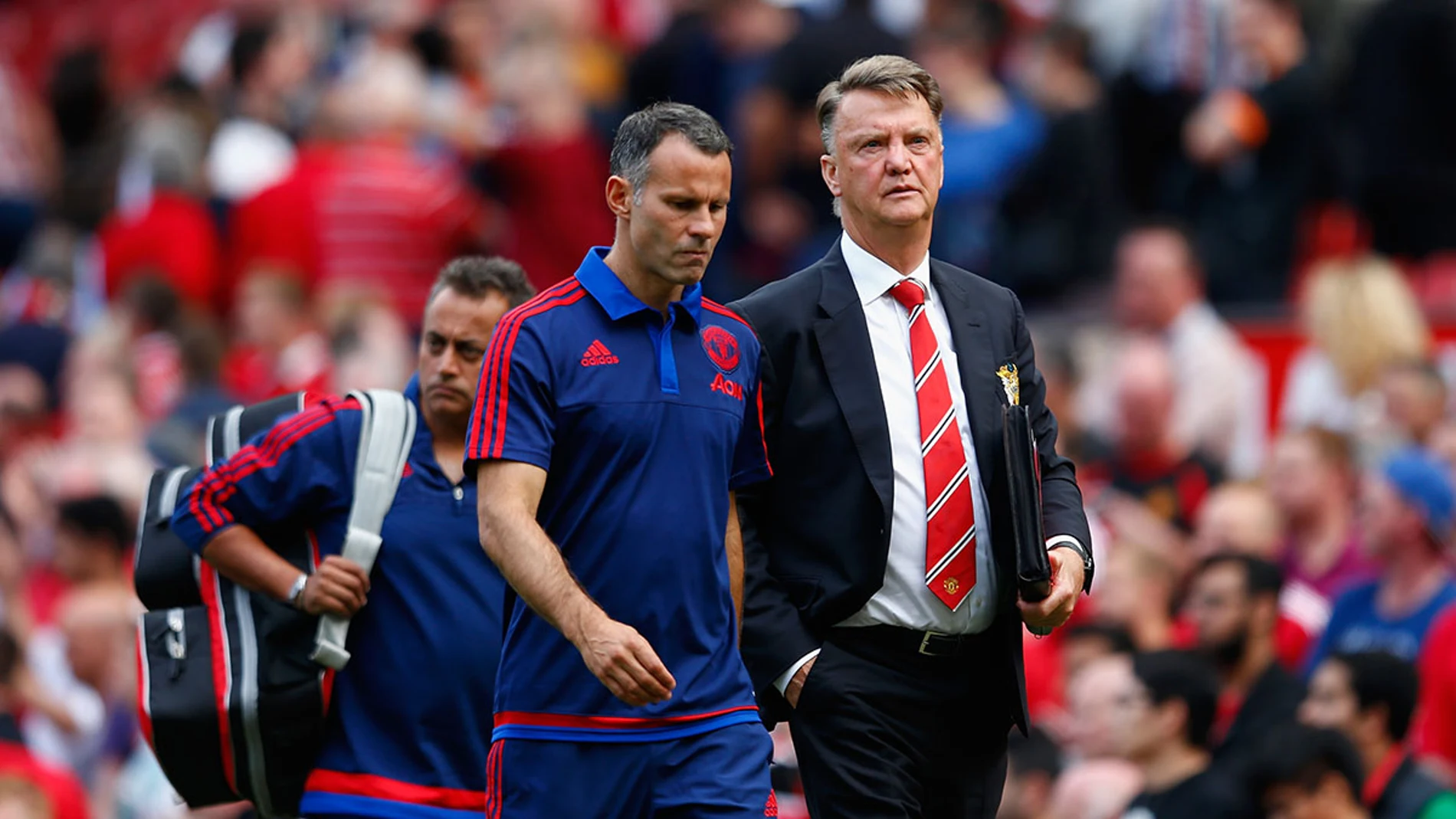 Van Gaal se dirige al banquillo de Old Trafford junto con Giggs Van Gaal se dirige al banquillo de Old Trafford junto con Giggs
