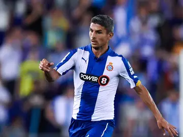 Salva Sevilla avanza con el balón en un partido con el Espanyol Salva Sevilla avanza con el balón en un partido con el Espanyol