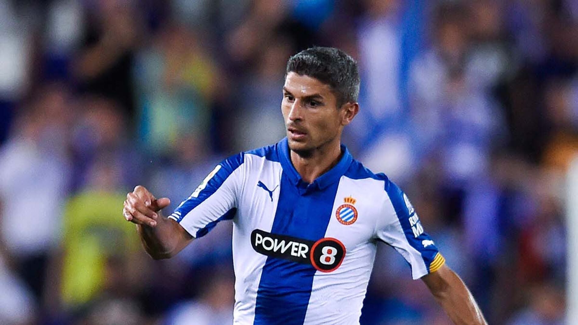 Salva Sevilla avanza con el bal&oacute;n en un partido con el Espanyol