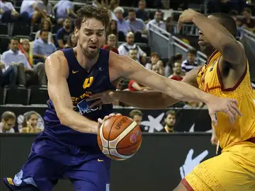 Pau Gasol intenta penetrar a canasta ante el defensor de Macedonia Pau Gasol intenta penetrar a canasta ante el defensor de Macedonia