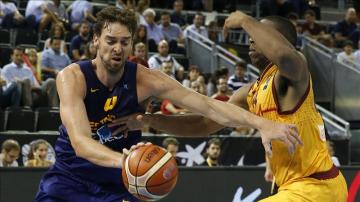 Pau Gasol intenta penetrar a canasta ante el defensor de Macedonia