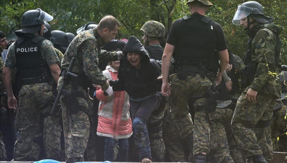 Refugiados que esperaban en las inmediaciones de la estación de tren de Gevgelija (Macedonia) 