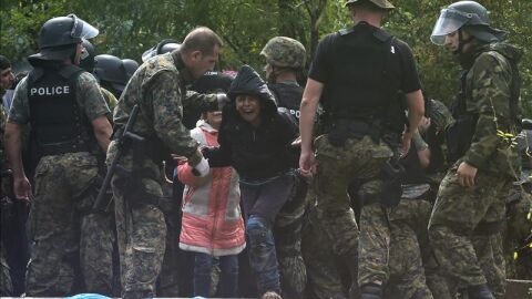 Refugiados que esperaban en las inmediaciones de la estaci&oacute;n de tren de Gevgelija (Macedonia) 