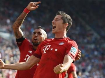 Arturo Vidal y Lewandowski celebrando el gol