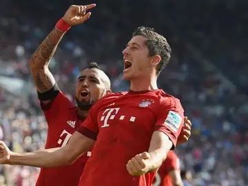 Arturo Vidal y Lewandowski celebrando el gol Arturo Vidal y Lewandowski celebrando el gol