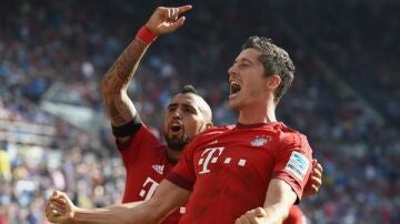 Arturo Vidal y Lewandowski  celebrando el gol