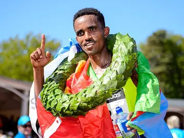 Ghirmay Ghebreselassie se impuso en el maratón de Pekín contra todo pronóstico Ghirmay Ghebreselassie se impuso en el maratón de Pekín contra todo pronóstico