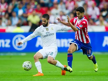 Isco pelea por un balón con Nacho Cases Isco pelea por un balón con Nacho Cases
