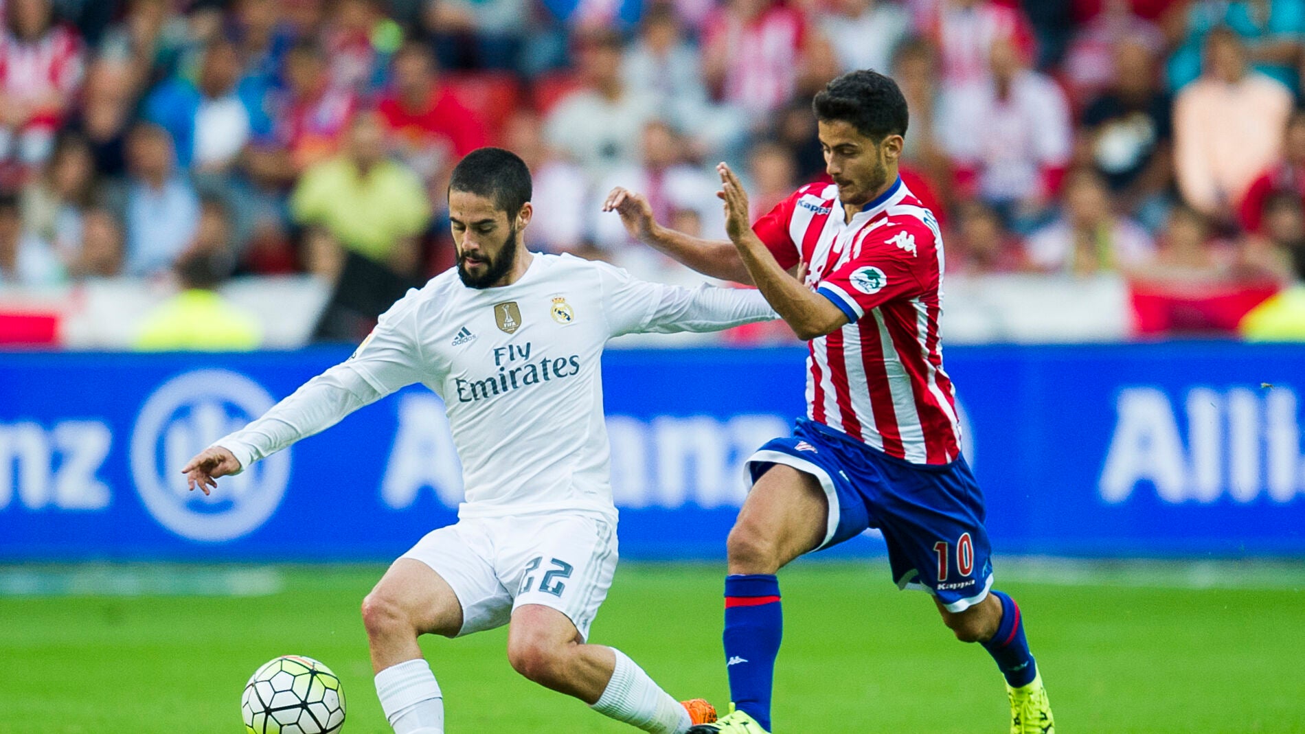 Isco pelea por un bal&oacute;n con Nacho Cases