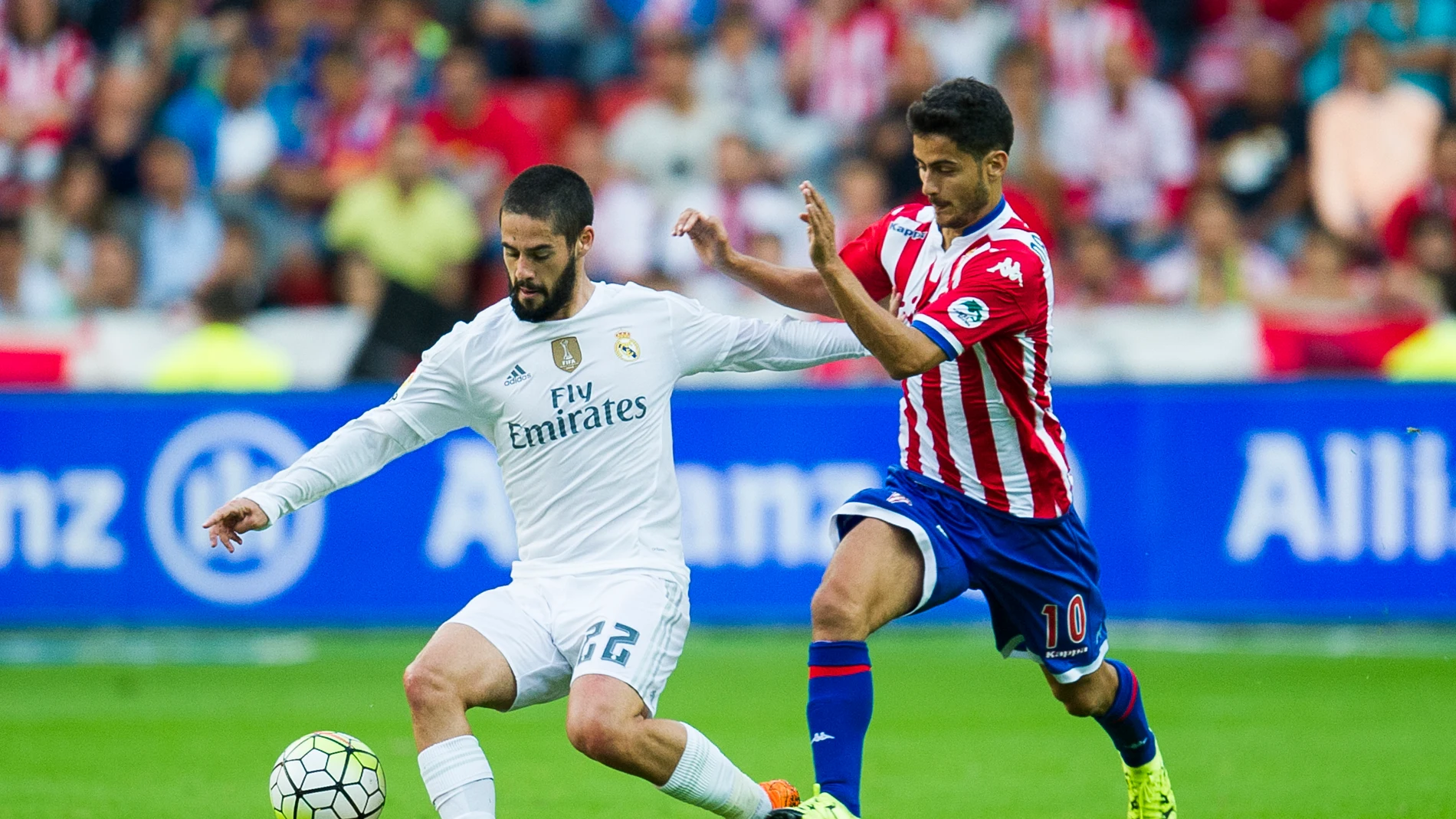 Isco pelea por un balón con Nacho Cases Isco pelea por un balón con Nacho Cases