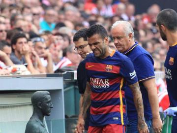  El defensa brasileño del Barcelona Dani Alves se retira lesionado