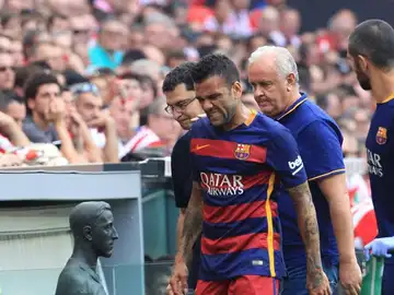 El defensa brasileño del Barcelona Dani Alves se retira lesionado El defensa brasileño del Barcelona Dani Alves se retira lesionado