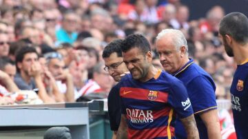  El defensa brasileño del Barcelona Dani Alves se retira lesionado