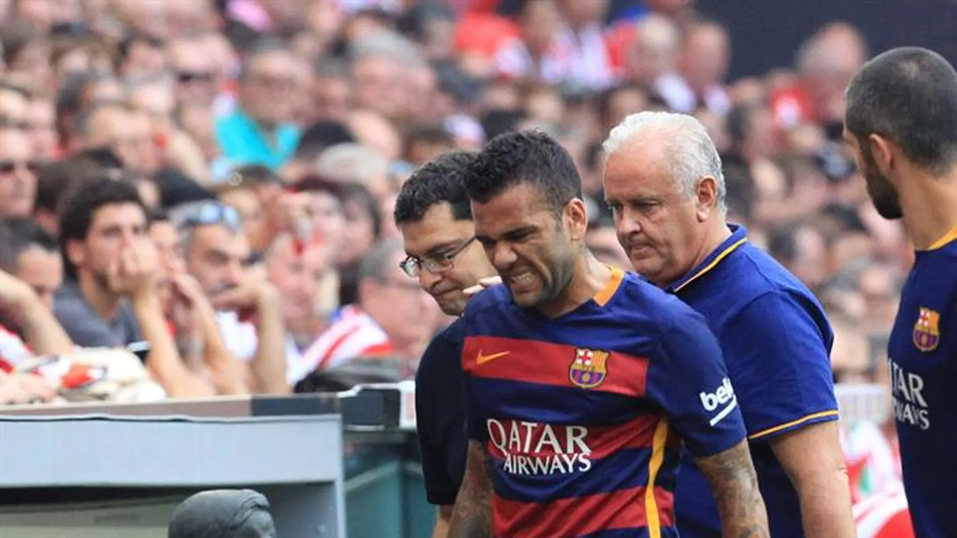 El defensa brasileño del Barcelona Dani Alves se retira lesionado El defensa brasileño del Barcelona Dani Alves se retira lesionado