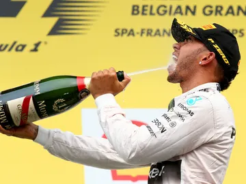 Hamilton saborea el champán Hamilton saborea el champán
