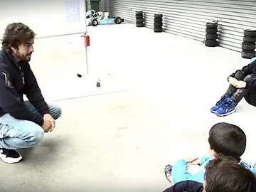 Alonso, con unos niños Alonso, con unos niños