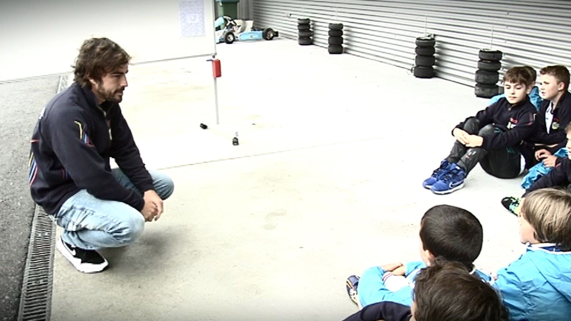 Alonso, con unos ni&ntilde;os
