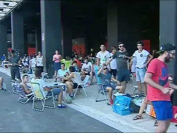 Frame 8.928889 de: Largas colas en Mestalla para conseguir viajar a Mónaco Frame 8.928889 de: Largas colas en Mestalla para conseguir viajar a Mónaco