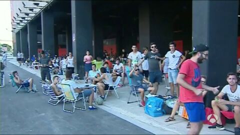 Frame 8.928889 de: Largas colas en Mestalla para conseguir viajar a M&oacute;naco