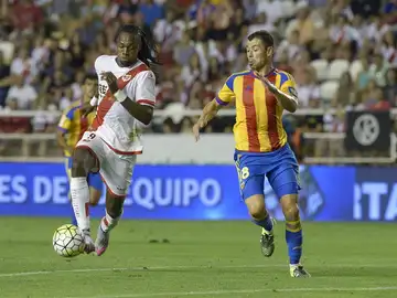 Manucho avanza en carrera ante la defensa de Javi Fuego Manucho avanza en carrera ante la defensa de Javi Fuego