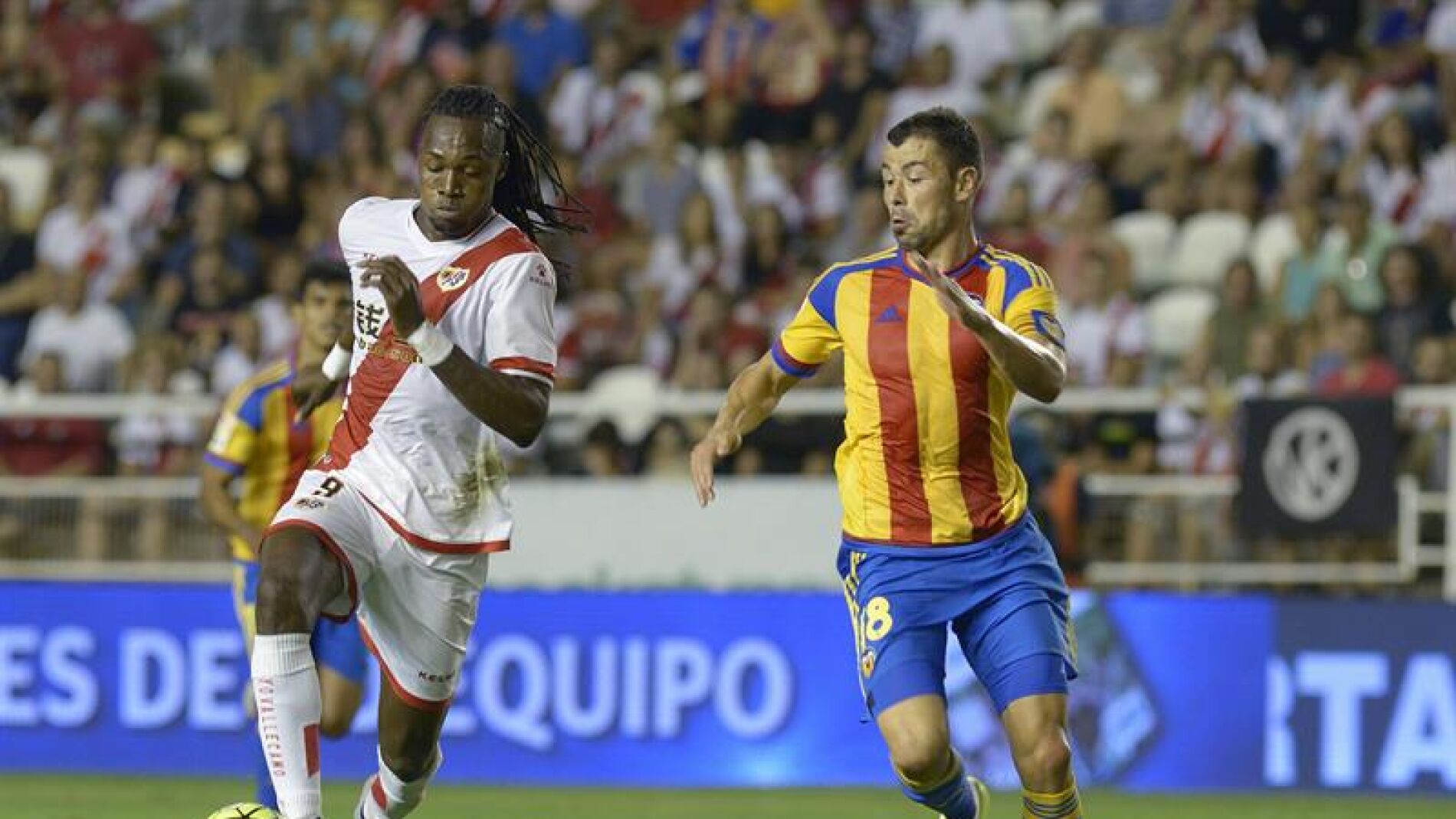 Manucho avanza en carrera ante la defensa de Javi Fuego