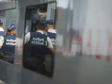 Policía en el tren de Francia Policía en el tren de Francia