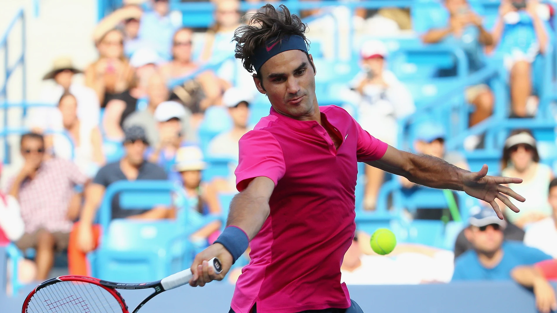 Roger Federer de Suiza responde una bola Roger Federer de Suiza responde una bola