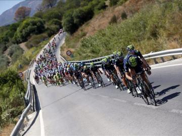 El pelotón durante la segunda etapa de la Vuelta a España