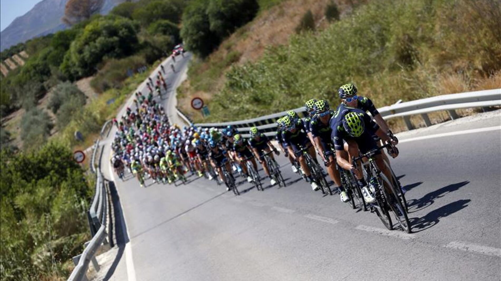 El pelot&oacute;n durante la segunda etapa de la Vuelta a Espa&ntilde;a