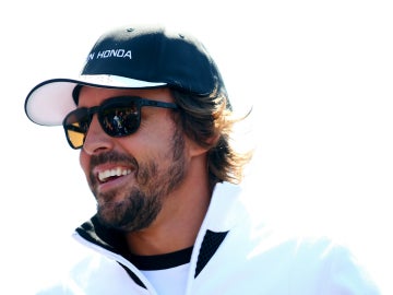 Alonso sonríe en el paddock