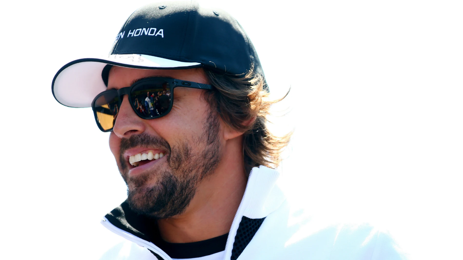 Alonso sonríe en el paddock