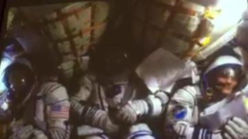 Tres astronautas muestran su aterrizaje