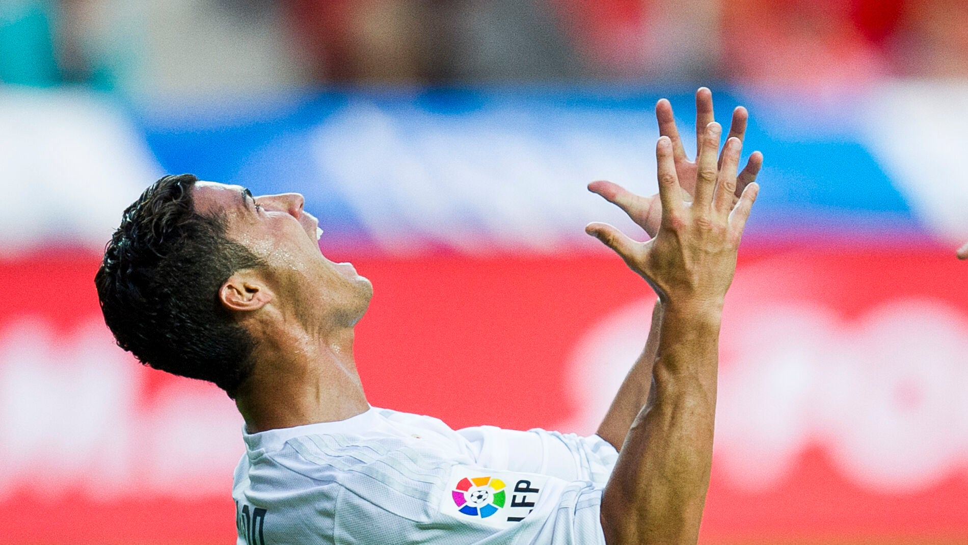 El delantero portugu&eacute;s del Real Madrid Cristiano Ronaldo reclama penalti