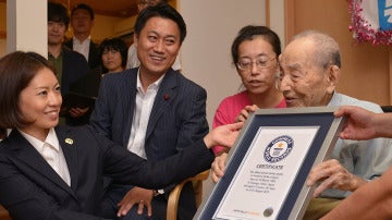  Yasutaro Koide, reconocido como el hombre más longevo del mundo