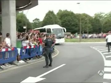 El autobús del Real Madrid, llegando a Gijón El autobús del Real Madrid, llegando a Gijón