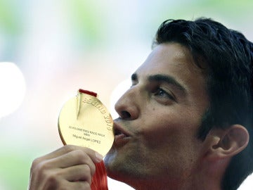 Miguel Ángel López besando su medalla de oro