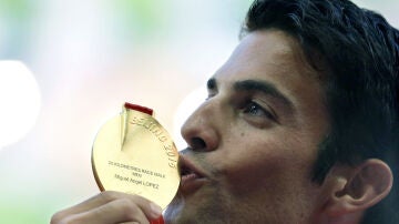 Miguel Ángel López besando su medalla de oro
