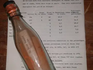 La botella lanzada al mar hace 108 años La botella lanzada al mar hace 108 años